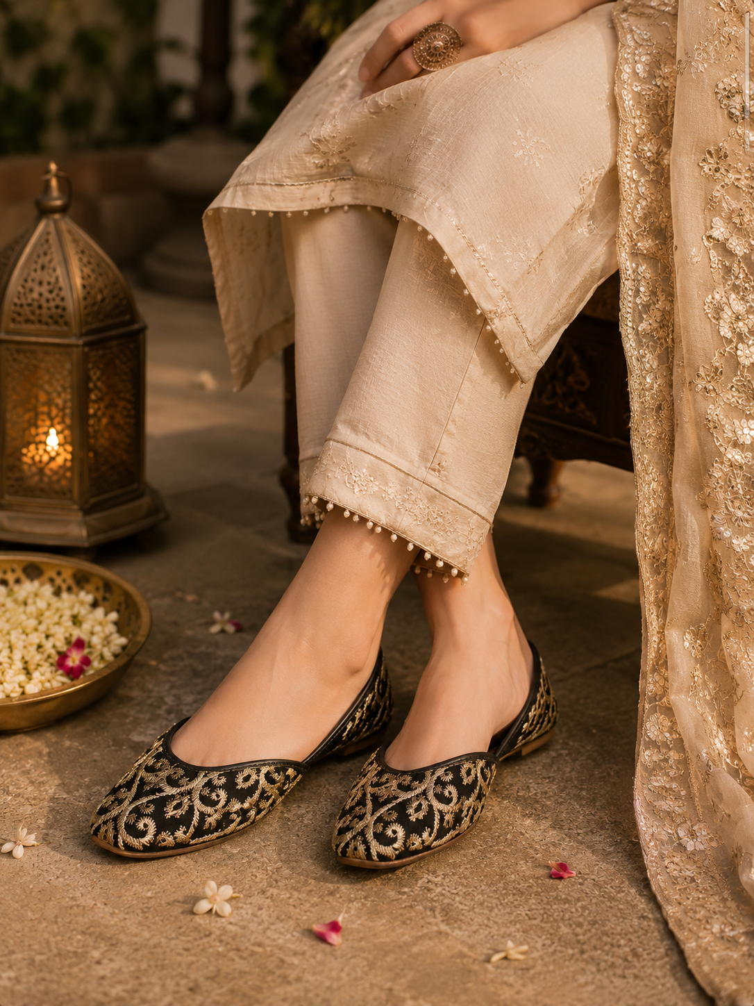 Noor-e-Siyah Golden Khussa