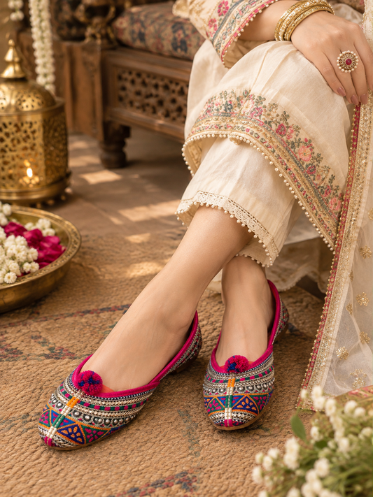 Rang-e-Riwaayat Multicolor Embroidered Khussa