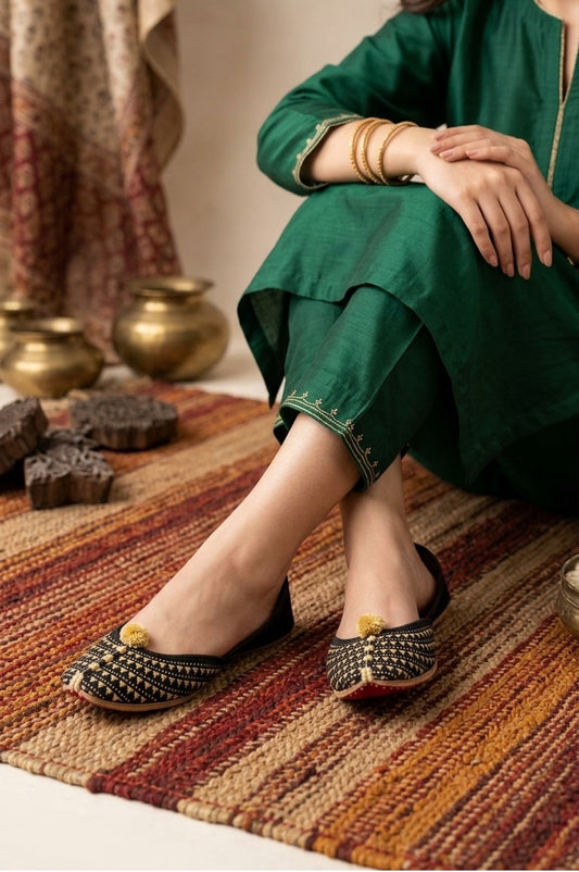 Zar-e-Riwaayat – Black & Golden Khussa