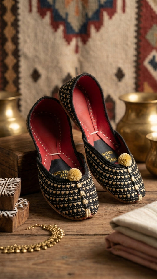 Zar-e-Riwaayat – Black & Golden Khussa