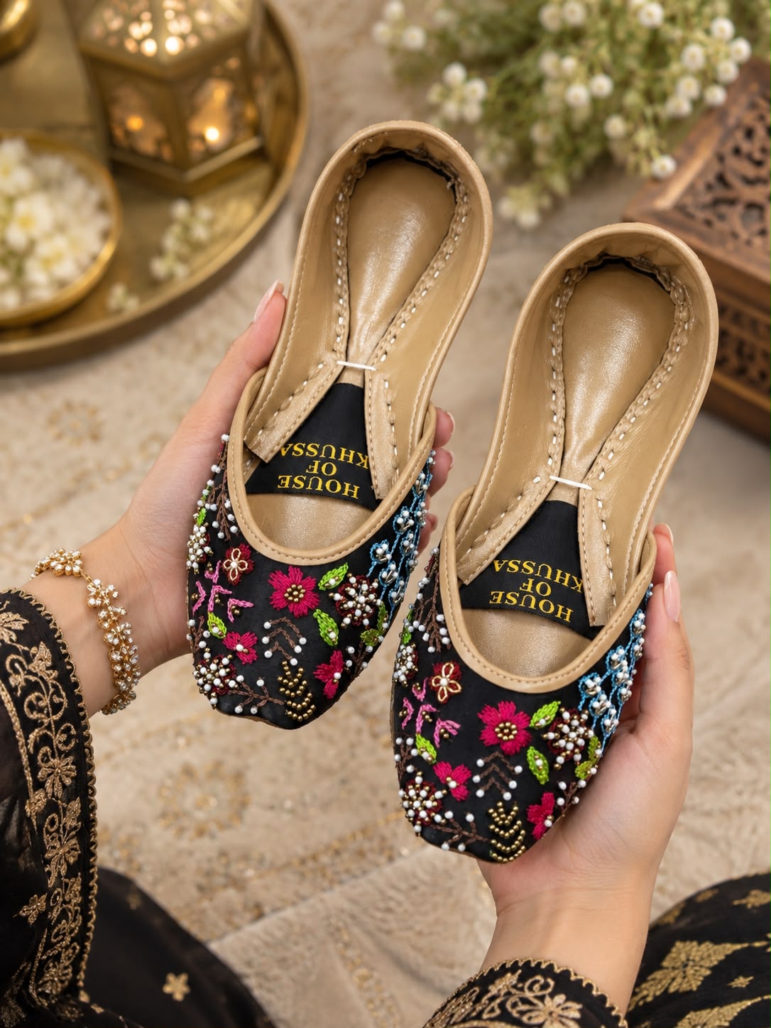 Rang-e-Gul – Black Multicolor Embroidered Khussa