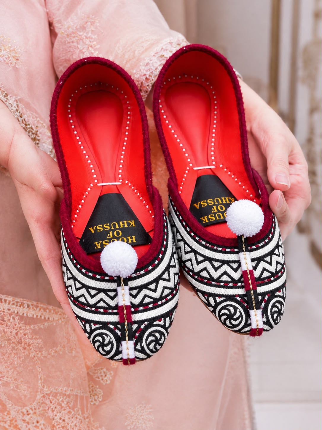 Black & White Embroidered Khussa